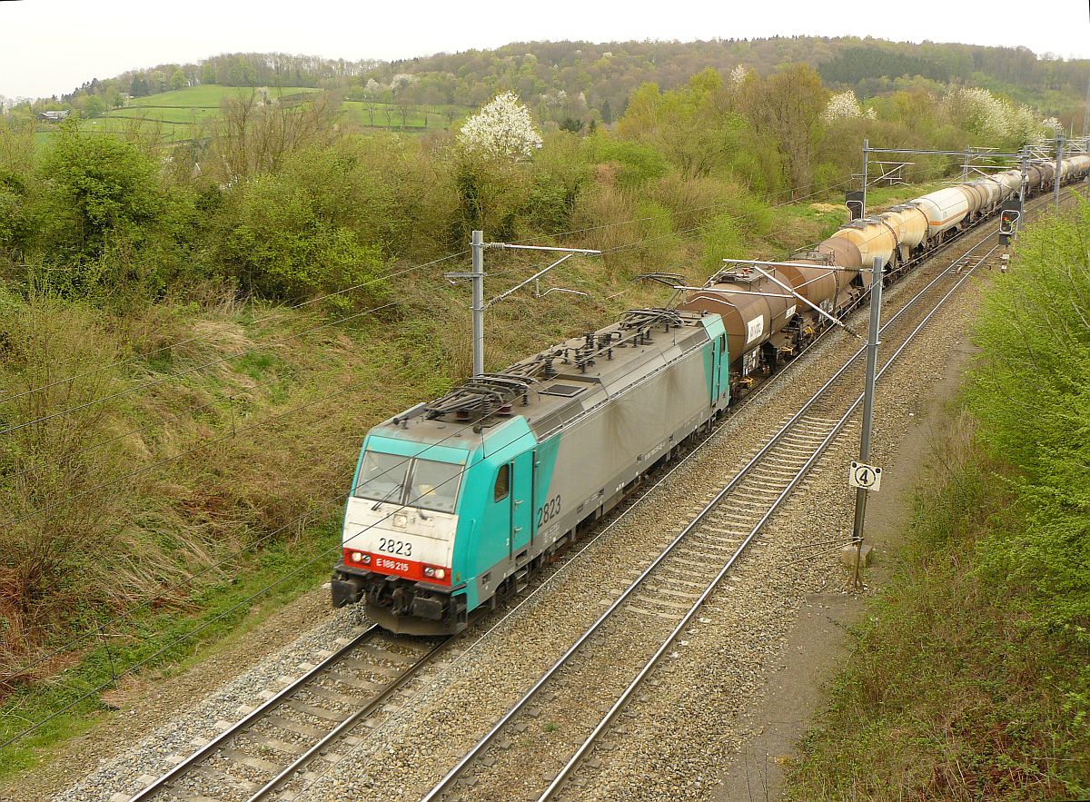 NMBS 2823 mit G�terzug bei Gemmenich 04-04-2014.

NMBS 2823 met goederentrein bij Gemmenich 04-04-2014.