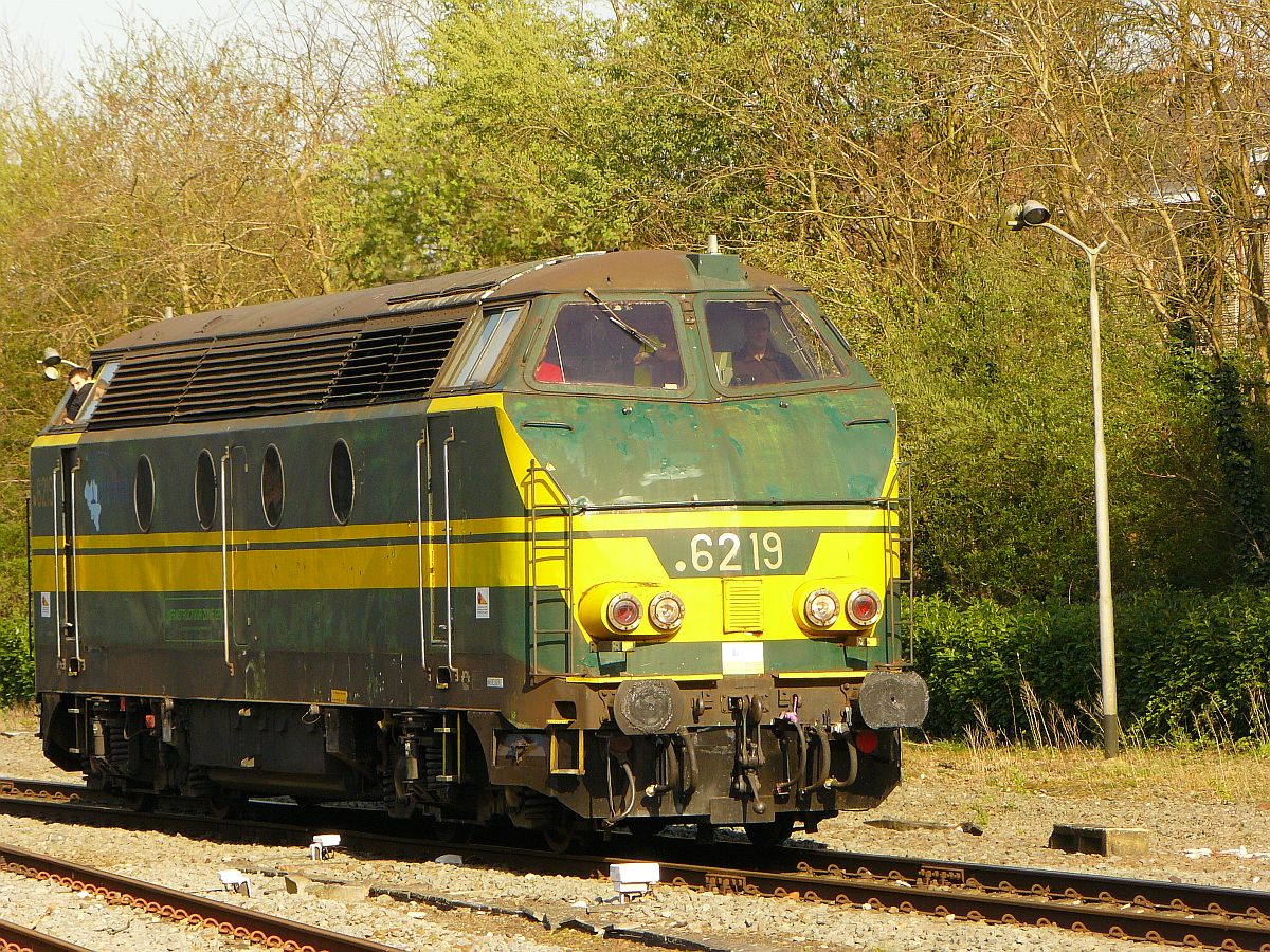 NMBS dDiesellok 6219 in Ronse 05-04-2014.

NMBS diesellocomotief 6219 in Ronse 05-04-2014.
