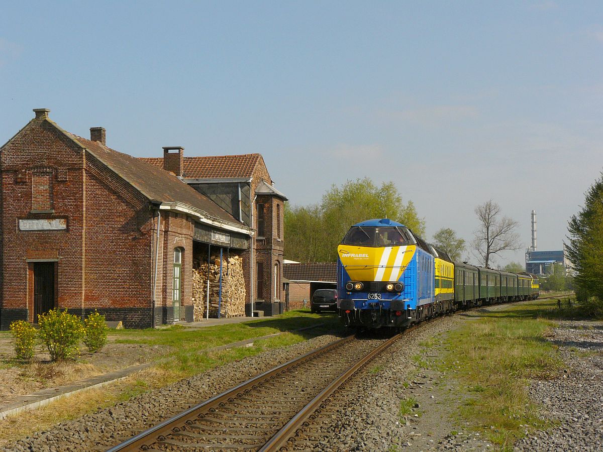 NMBS diesellocomotieven 6253, 6219 en 6202 tijdens rondrit van de TSP  Hulde aan de reeks 62  met M2-rijtuigen. Ertvelde, Belgi� 05-04-2014.

NMBS diesellocomotieven 6253, 6219 en 6202 tijdens rondrit van de TSP  Hulde aan de reeks 62  met M2-rijtuigen. Ertvelde, Belgi� 05-04-2014.