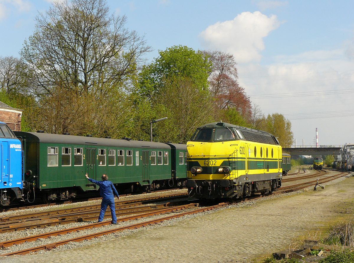 NMBS Diesellok 6202 in Langerbrugge. Sonderfahrt Museumsverein PFT/TSP  Reeks 62 . Langerbrugge 05-04-2014. 

NMBS diesellocomotieven 6202 rangeert tijdens rondrit van de TSP  hulde aan de reeks 62 . Langerbrugge 05-04-2014. 