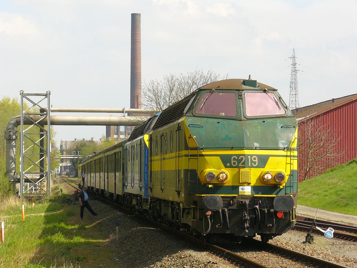 NMBS Diesellok 6219 und 6253 mit M2-Wagen. Sonderfahrt Museumsverein PFT/TSP. Langerbrugge 05-04-2014. 

NMBS diesellocomotieven 6219 en 6253 met M2-rijtuigen gefotografeerd tijdens rondrit van de TSP  Hulde aan de reeks 62 . Langerbrugge 05-04-2014.
