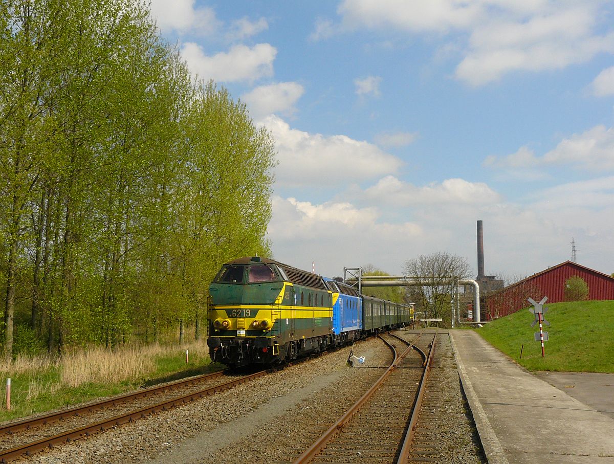 NMBS Diesellok 6219 und 6253 mit M2-Wagen. Sonderfahrt Museumsverein PFT/TSP. Langerbrugge 05-04-2014. 

NMBS diesellocomotieven 6219 en 6253 met M2-rijtuigen gefotografeerd tijdens rondrit van de TSP  Hulde aan de reeks 62 . Langerbrugge 05-04-2014.