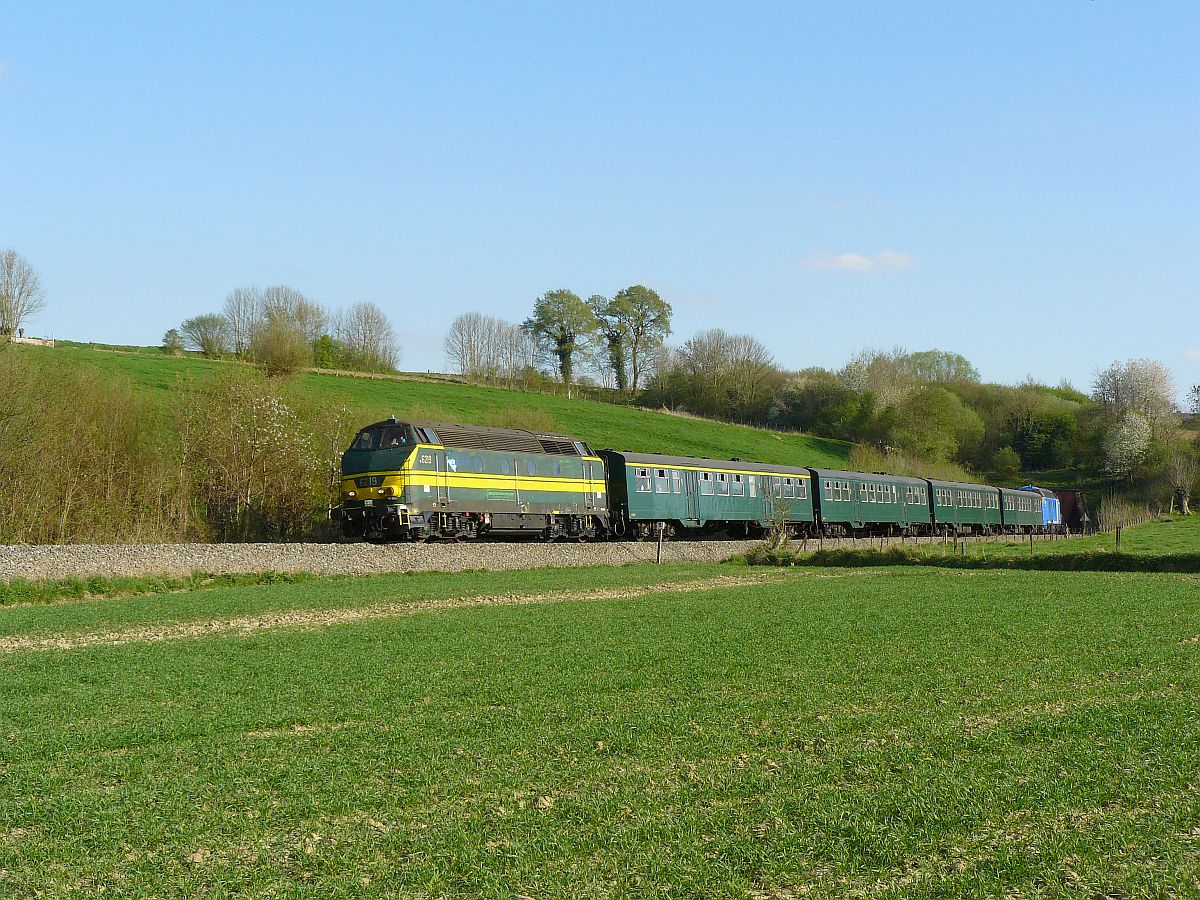 NMBS Diesellok 6219 mit M2 Wagen. Tunnel bei Louise-Marie 05-04-2014.

NMBS diesellocomotief 6219 met M2 rijtuigen gefotografeerd tijdens rondrit van de TSP komende uit de tunnel bij Louise-Marie 05-04-2014.
