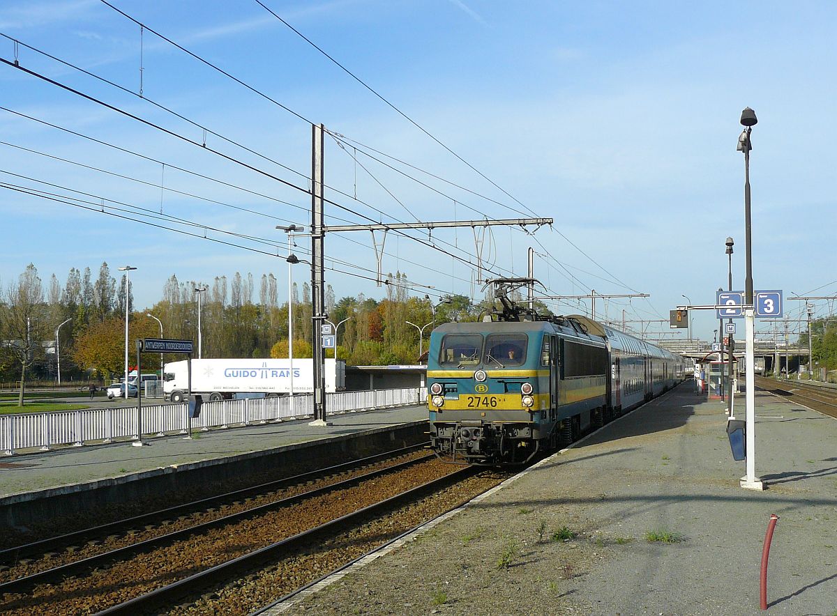 NMBS Lok 2746 mit M6 Wagen. Antwerpen Noorderdokken 31-10-2014.

NMBS locomotief 2746 met M6 rijtuigen. Antwerpen Noorderdokken 31-10-2014.