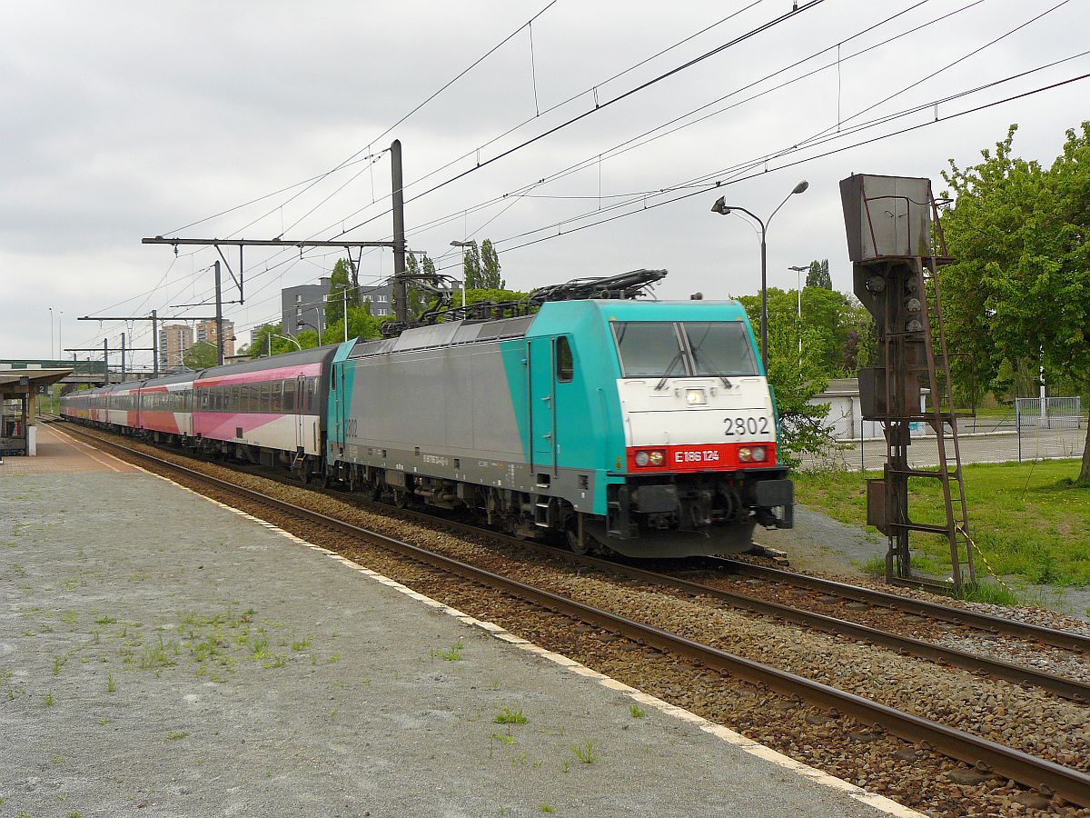 NMBS Lok 2802 mit NS ICR Wagen Intercity nach Roosendaal und Amsterdam (NL). Antwerpen Noorderdokken 10-05-2013.

NMBS locomotief 2802 met NS ICR rijtuigen als Beneluxtrein richting Roosendaal. Antwerpen Noorderdokken 10-05-2013.