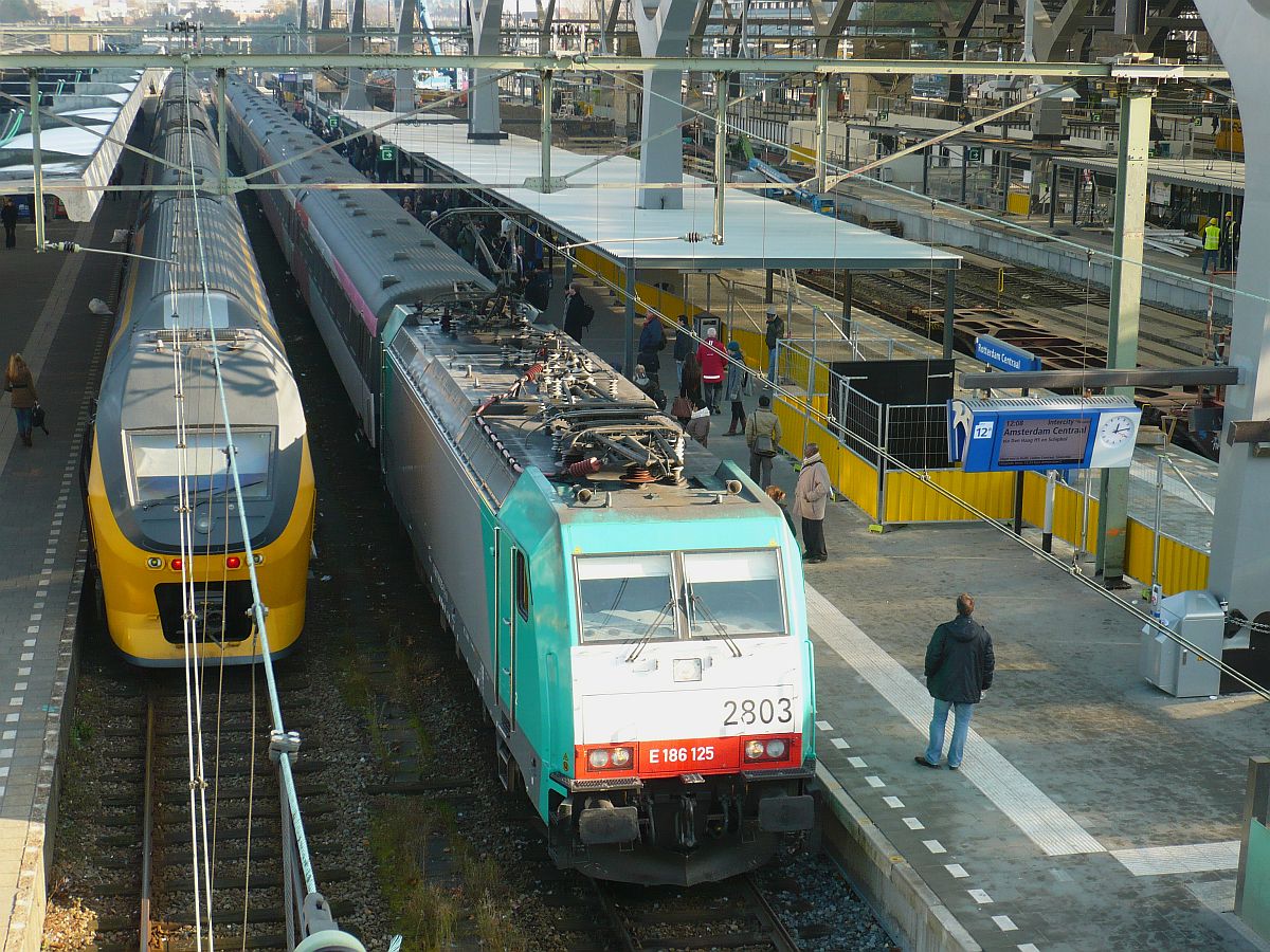 NMBS Lok 2803 mit Intercity Brussel-Amsterdam. Gleis 12 Rotterdam Centraal Station 16-11-2011.

NMBS locomotief 2803 met Intercity Brussel-Amsterdam. Spoor 12 Rotterdam Centraal Station 16-11-2011.
