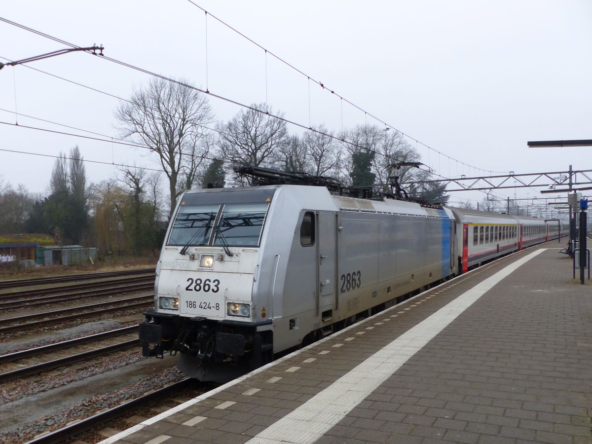 NMBS Lok 2863 von Railpool 186 424-8 mt Intercity nach Br�ssel. Gleis 5 Dordrecht, Niederlande 16-02-2017.

NMBS loc 2863 van Railpool 186 424-8 met intercity naar Brussel. Spoor 5 Dordrecht, Nederland 16-02-2017.