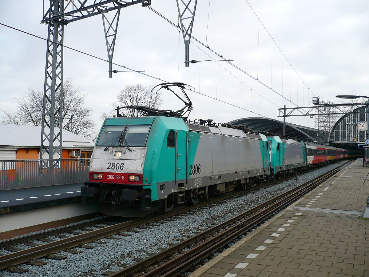 NMBS Loks 2806 und 2802 mit iIC nach Brussel. Gleis 15 Amsterdam Centraal Station 07-01-2015.

NMBS Traxx locomotieven 2806 en 2802 met NS ICR rijtuigen als intercity naar Brussel. Spoor 15 Amsterdam Centraal Station 07-01-2015.