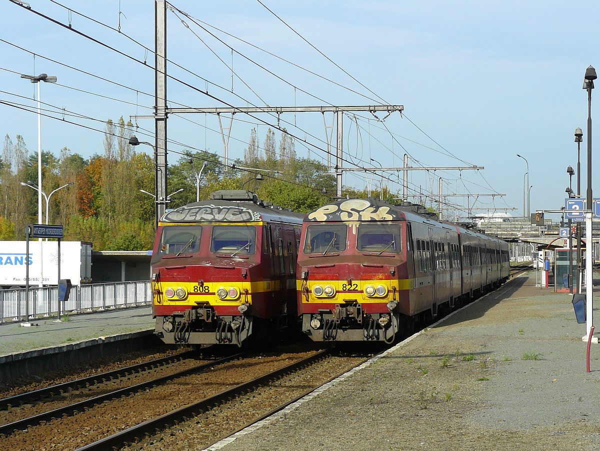 NMBS MS 75 TW 808 und 822 Gleis 1 und 2 Antwerpen Noorderdokken 31-10-2014.

NMBS MS 75 treinstel 808 en 822 spoor 1 en 2 Antwerpen Noorderdokken 31-10-2014.