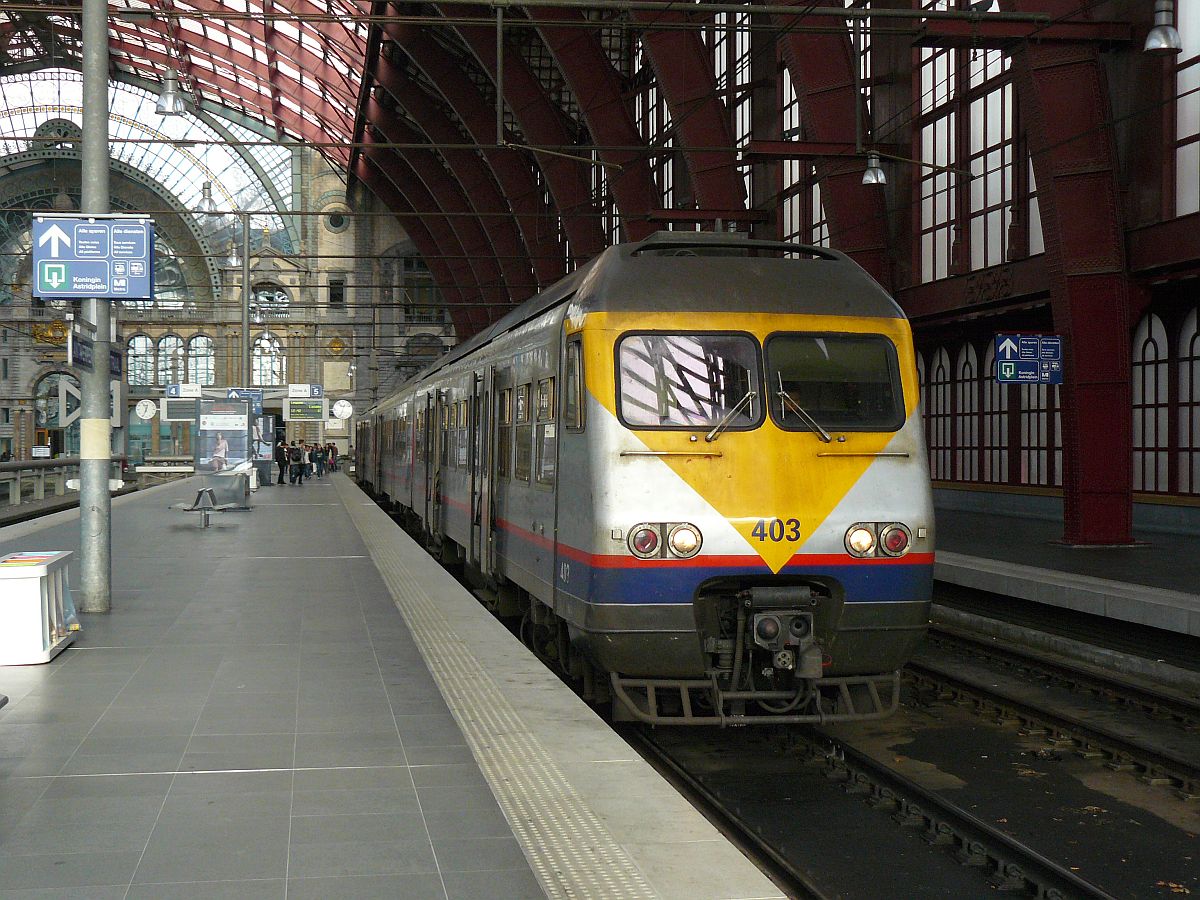 NMBS MS 80 TW 403 Gleis 5 Antwerpen Centraal 31-10-2014.

NMBS MS 80 treinstel 403 spoor 5 Antwerpen Centraal 31-10-2014.