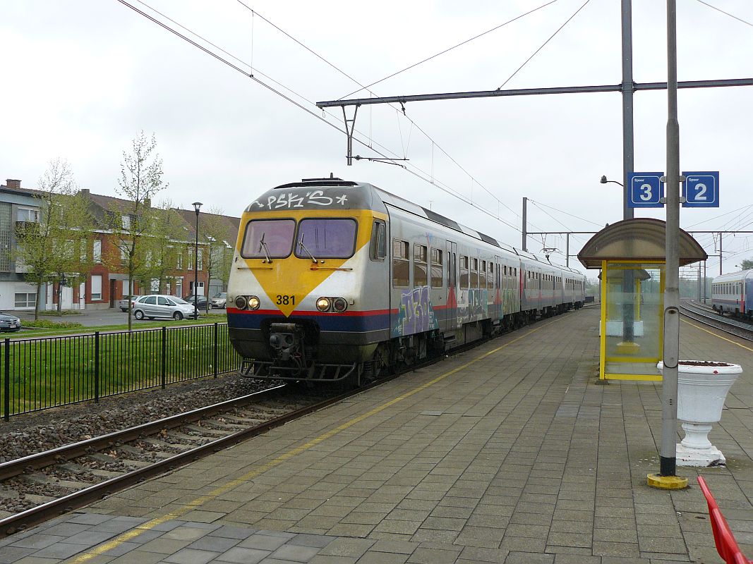 NMBS MS 80 TW Nummer 381 Gleis 3 Menen, Belgien 11-058-2013.

NMBS MS 80 treinstel 381 spoor 3 Menen, Belgi� 11-058-2013.