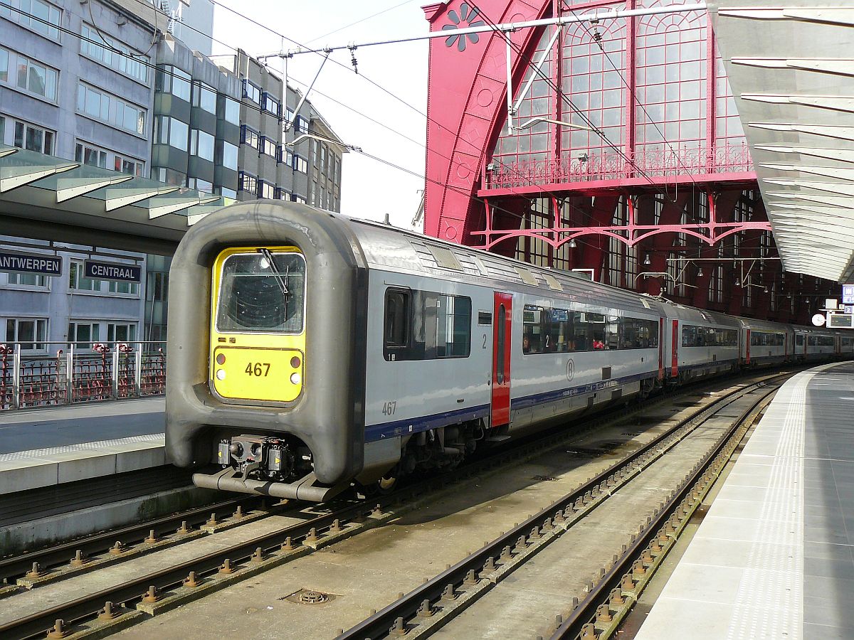 NMBS MS 96 TW 467 spoor 1 Antwerpen Centraal Station 31-10-2014.

NMBS MS 96 treinstel 467 spoor 1 Antwerpen Centraal Station 31-10-2014.