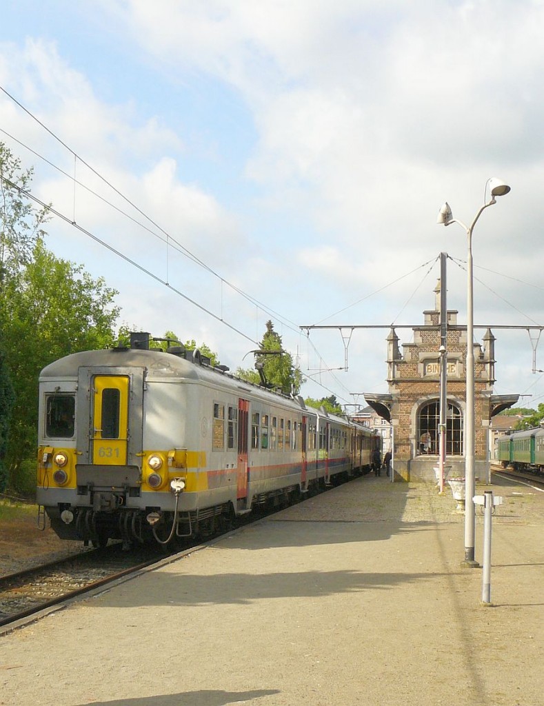 NMBS MS66 TW 631 in Binche 23-06-2012.

NMBS MS66 treinstel 631 in Binche 23-06-2012.
