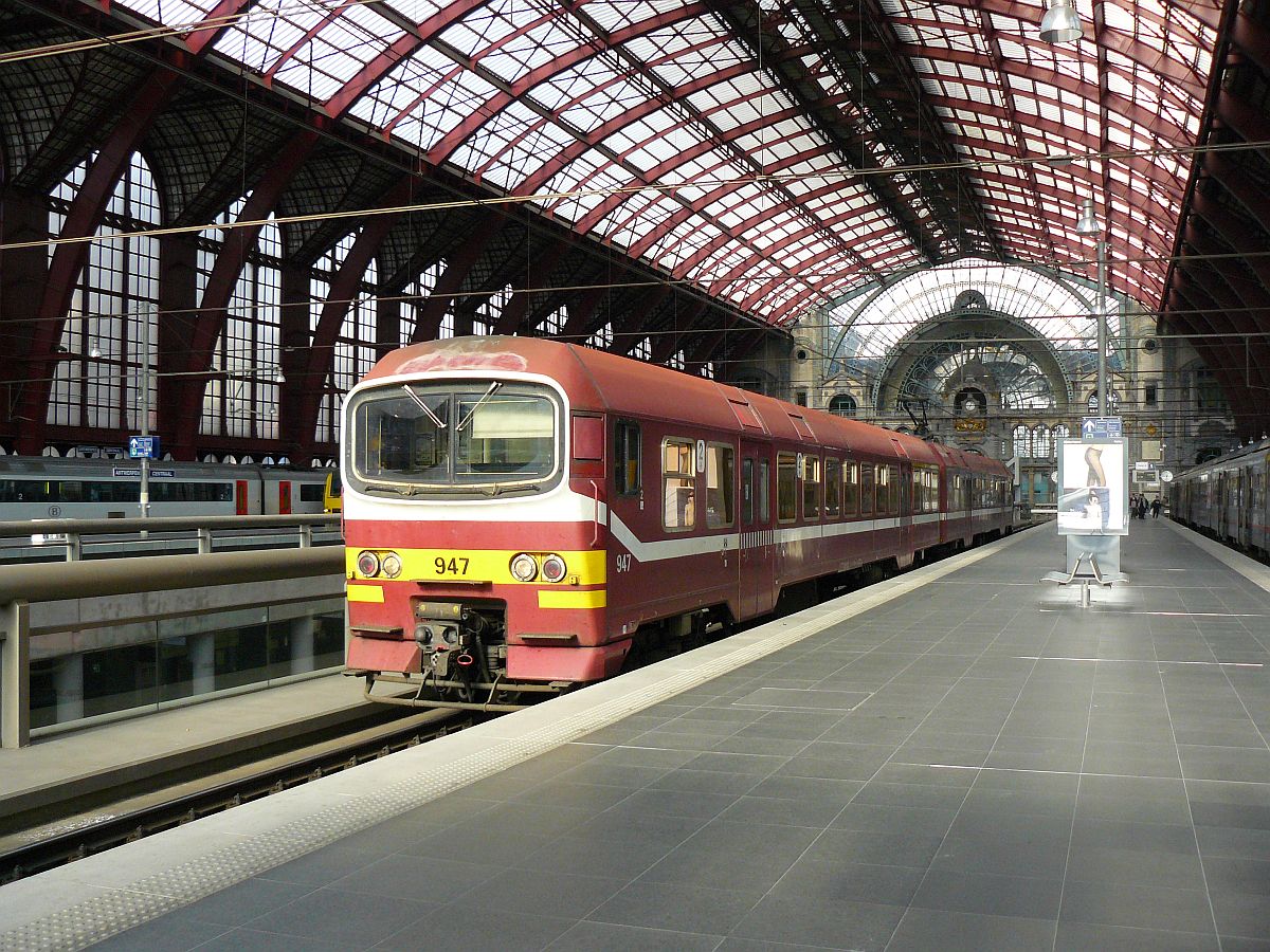 NMBS MS86 TW 947 Gleis 4 Antwerpen Centraal 31-10-2014.

NMBS MS86 treinstel 947 spoor 4 Antwerpen Centraal 31-10-2014.