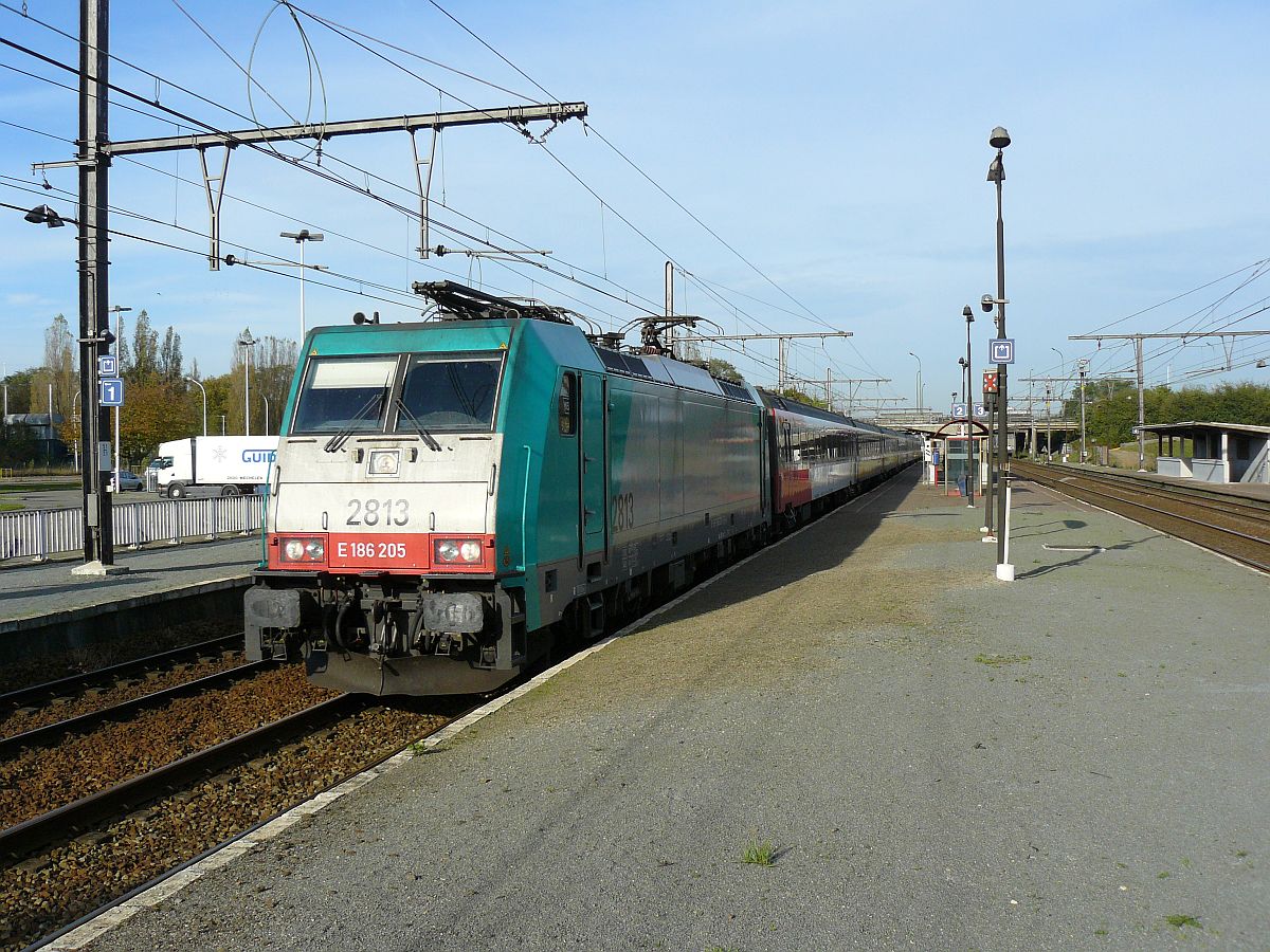NMBS Traxx Lok 2813 mit IC von Den Haag HS nach Brussel-Zuid. Gleis 2 Antwerpen Noorderdokken, Belgien 31-10-2014.

NMBS Traxx locomotief 2813 met IC direct bestaande uit NS ICR rijtuigen van Den Haag HS naar Brussel-Zuid. Spoor 2 Antwerpen Noorderdokken, Belg�e 31-10-2014.