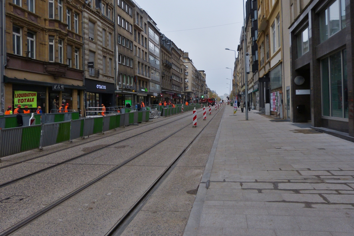 (Noch Baustelle) - Blick aus Richtung Hauptbahnhof der Stadt Luxemburg über die Gleise der Straßenbahn in Richtung Oberstadt. Erste Probefahrten der Straßenbahn werden im Moment in der Nacht durchgeführt, ab dem 13.12.2020 soll der Regelbetrieb aufgenommen werden. 18.11.2020 (Hans)