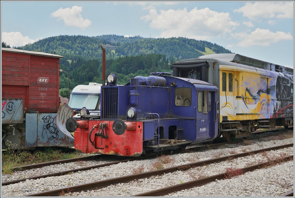 Noch ein interessantes Fahrzeug bei der Coni'Fer: die Kö 4628. 1934 von BMAG gebaut und 1994 von der DB ausrangiert, kam diese Kleinlok zur Coni'Fer und wurde in Les Hôpitaux-Neufs fotografiert. 

16. Juli 2019