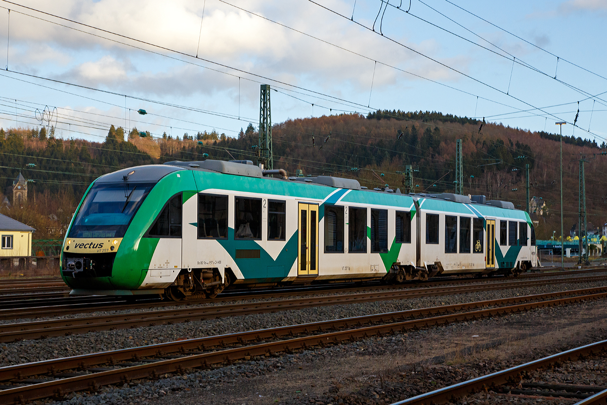 
Noch einige, wie dieser, sind in der Farbgebung der vectus Verkehrgesellschaft....

Der Dieseltriebzug VT 257 (95 80 0648 157-5 D-HEB / 95 80 0648 657-4 D-HEB) ein Alstom Coradia LINT 41 der HLB (Hessische Landesbahn), ex Vectus VT 257, fährt am 23.12.2015 von Betzdorf/Sieg,  als RB 90  Westerwald-Sieg-Bahn , weiter in Richtung Westerburg. Er fährt die Verbindung Siegen - Betzdorf/Sieg - Au/Sieg - Altenkirchen - Westerburg. 

Der Alstom Coradia LINT 41 wurde 2004 von Alstom (LHB) in Salzgitter unter der Fabriknummer 1188-007 für die vectus Verkehrsgesellschaft mbH gebaut, mit dem Fahrplanwechsel am 14.12.2014 wurden alle Fahrzeuge der vectus nun Eigentum der HLB.