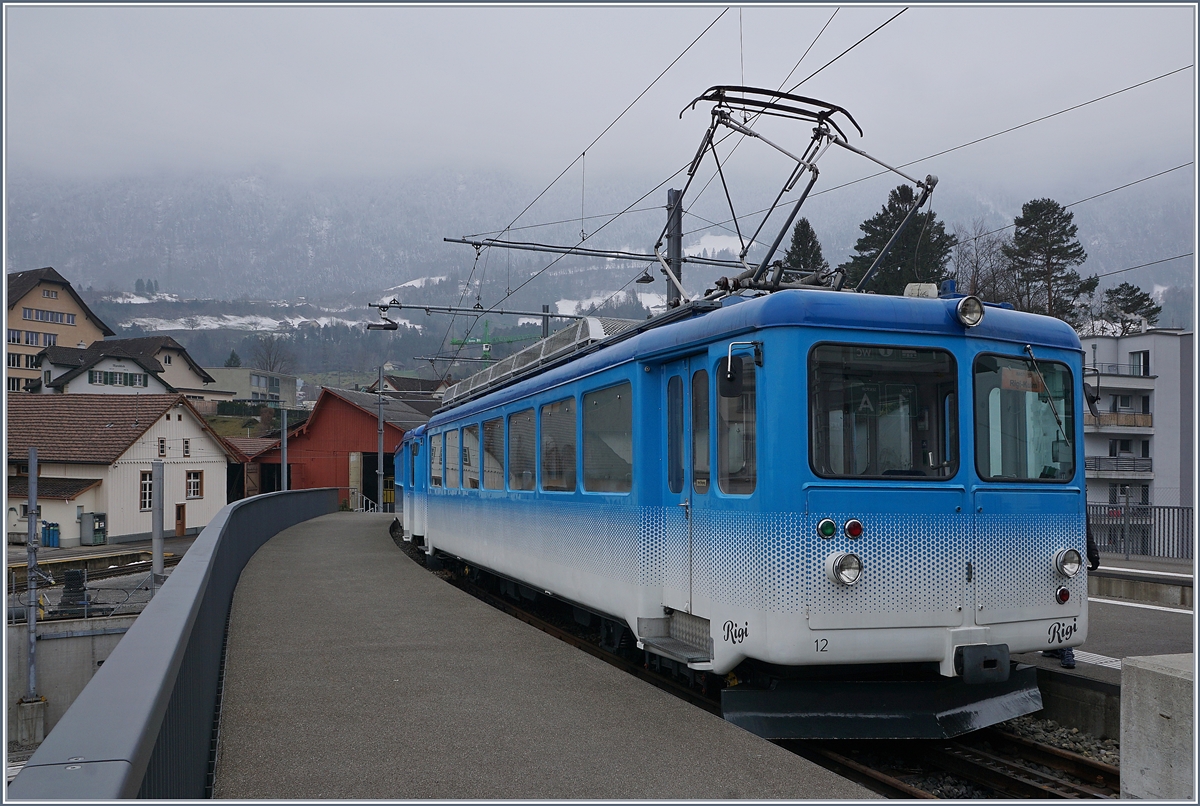 Noch einmal der RB BDeh 2/4 von 1949, diesemal in arth Goldau, unter der dicken Nebeldecke. 
24. Februar 2018