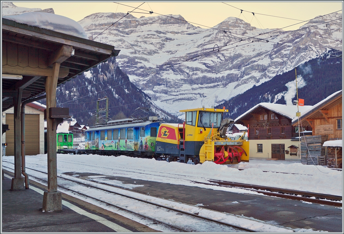 Noch immer wird die Strecke Le Spey - Les Diablerets nur im Inselbetrieb gefhrt. Und da auch im Inselbetrieb Schnee gerumt werden muss, vermute ich, dass in der Not nun der ASD BDe 4/4 N 2 (Baujahr 1913) mit der Xrot.m. 933 zu diesem Zweck zum Einsatz gelangt.

18. Januar 2022