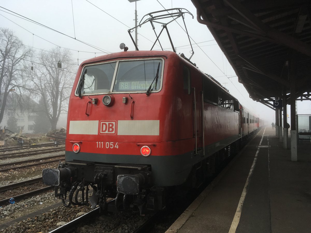 Noch eine der letzten N - Wagen Garnituren von Freiburg...

Die 111 054 und ihre N- Wagen als Rb 17060 nach Offenburg kurz nach der Ankunft aus Neuenburg (Baden) in Müllheim (Baden).