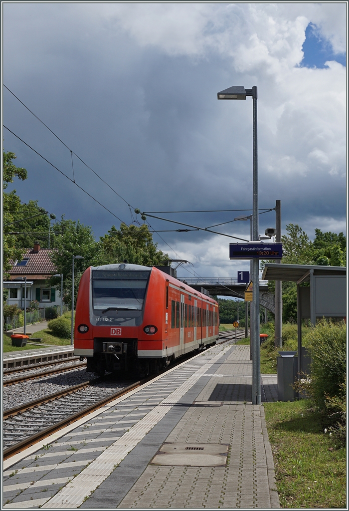 Noch vor dem aufziehenden Gewitter verlsst der Babyquietschie 426 512-0 Bietingen Richtung Singen.
17. Juni 2016