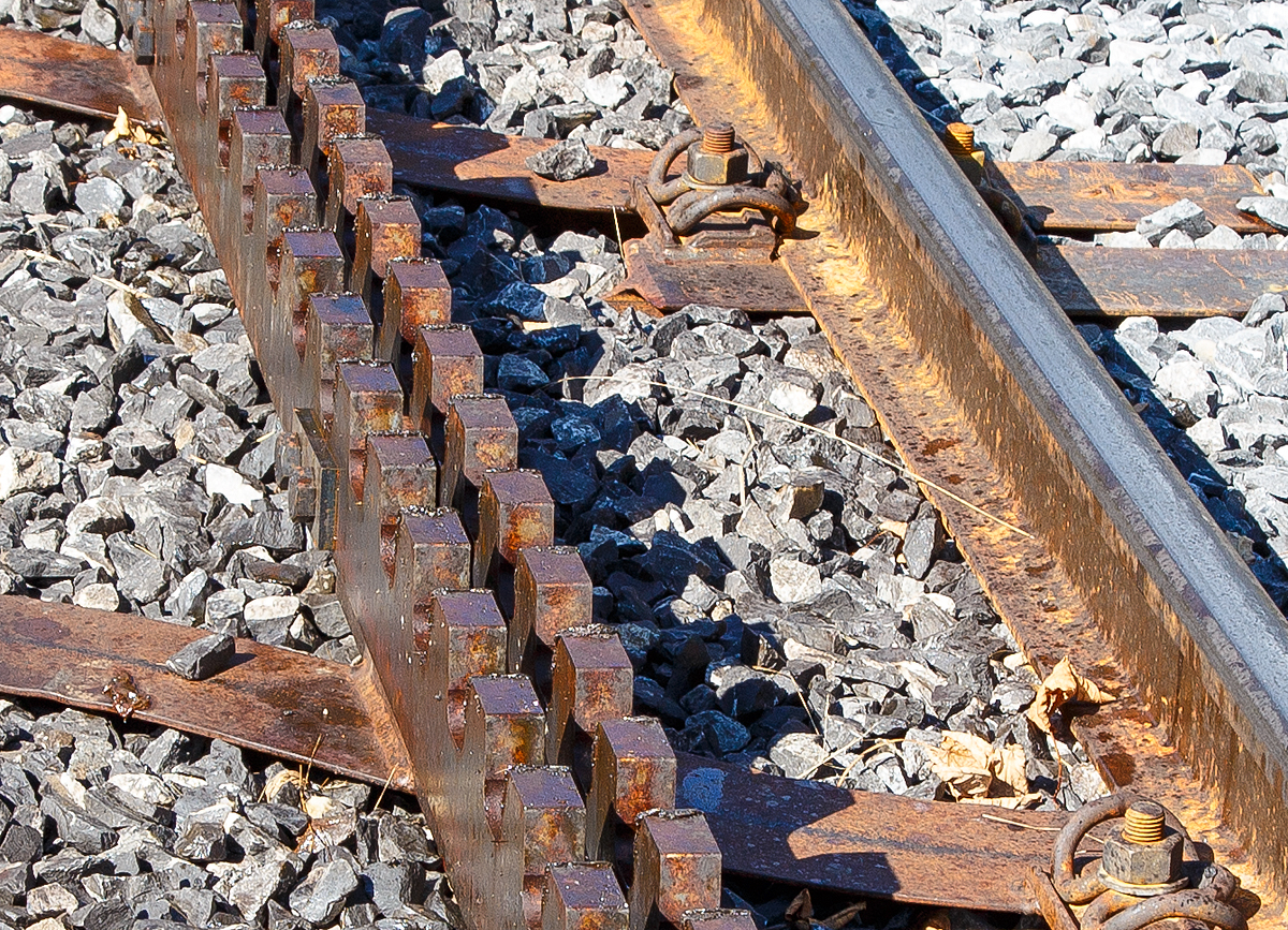 
Nochmal als Detail   
Brienz Rothornbahn:  Neues Gleis mit dem Schienentyp S 49, Y-Schwelle, Schienenhalter mit Vossloh-Klemme und in der Mitte doppelte Zahnstangen vom System Abt , direkt oberhalb der Mittelstation Planalp, am 24.09.2016. 