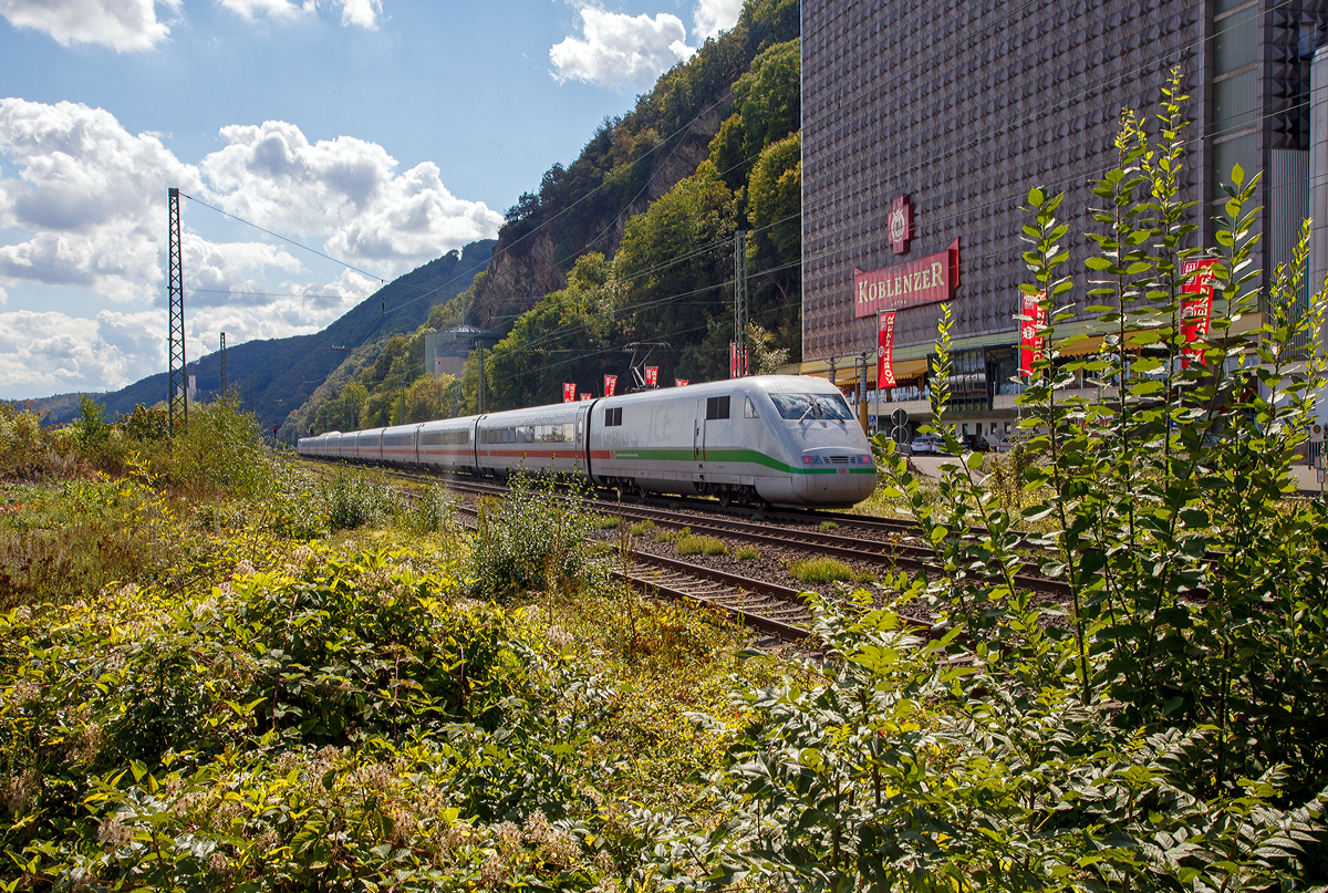 Nochmal als Nachschuss....
Der ICE 1 – Tz 155 „Rosenheim“, geführt von dem Triebkopf 401 555-8 (93 80 5401 555-8 D-DB) und am Zugschluss 401 055-9 (9 93 80 5401 055-9 D-DB), rauscht am 02.09.2020 auf der Linken Rheinstrecke durch Koblenz-Oberwerth in Richtung Mainz.

Die Triebköpfe haben grünen Zierstreifen mit der Aufschrift  Deutschlands schnellster Klimaschützer .