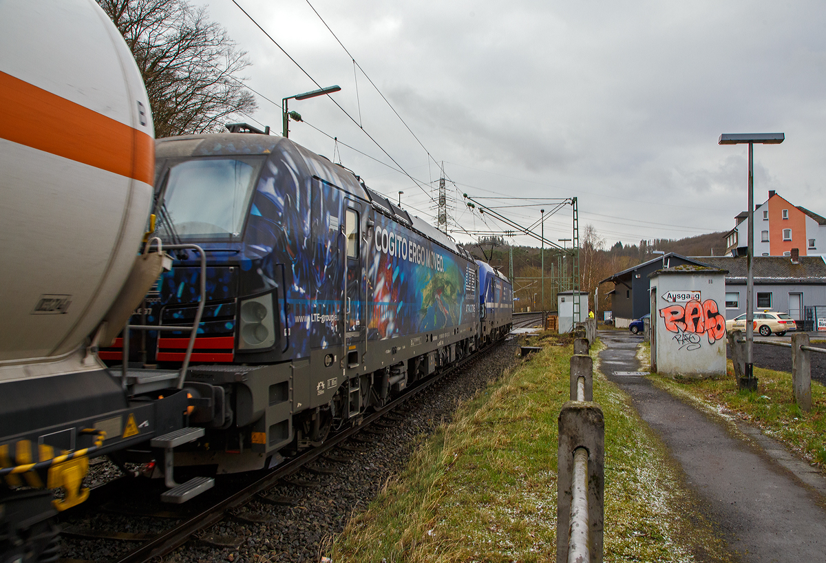 Nochmal als Nachschuss....
Die an die RTB CARGO GmbH vermietete Siemens Vectron MS der ELL - European Locomotive Leasing (Wien) 193 791 (91 80 6193 791-1 D-ELOC) fährt am 20.01.2022 mit der kalten LTE 193 697-0 (91 80 6193 697-0 D-LTE) und einem Druckgaskesselwagenzug (BUTAN o.ä.) durch Scheuerfeld (Sieg) in Richtung Köln. Leider hatte ich die falsche Gleisseite gewählt.

Vorne die Siemens Vectron MS -193 791 wurde 2018 von Siemens Mobilitiy in München-Allach unter der Fabriknummer 22496 gebaut. Sie hat die Zulassungen für D/A/H/PL/CZ/SK/RO/NL. Hinten die Siemens Vectron MS -193 697 wurde 2020 von Siemens Mobilitiy in München-Allach unter der Fabriknummer 22764 gebaut. Sie ist in der Variante A35 und hat die Zulassungen für D/A/I/H/CZ/PL/SK/HR/SLO/SRB/BG/RO.