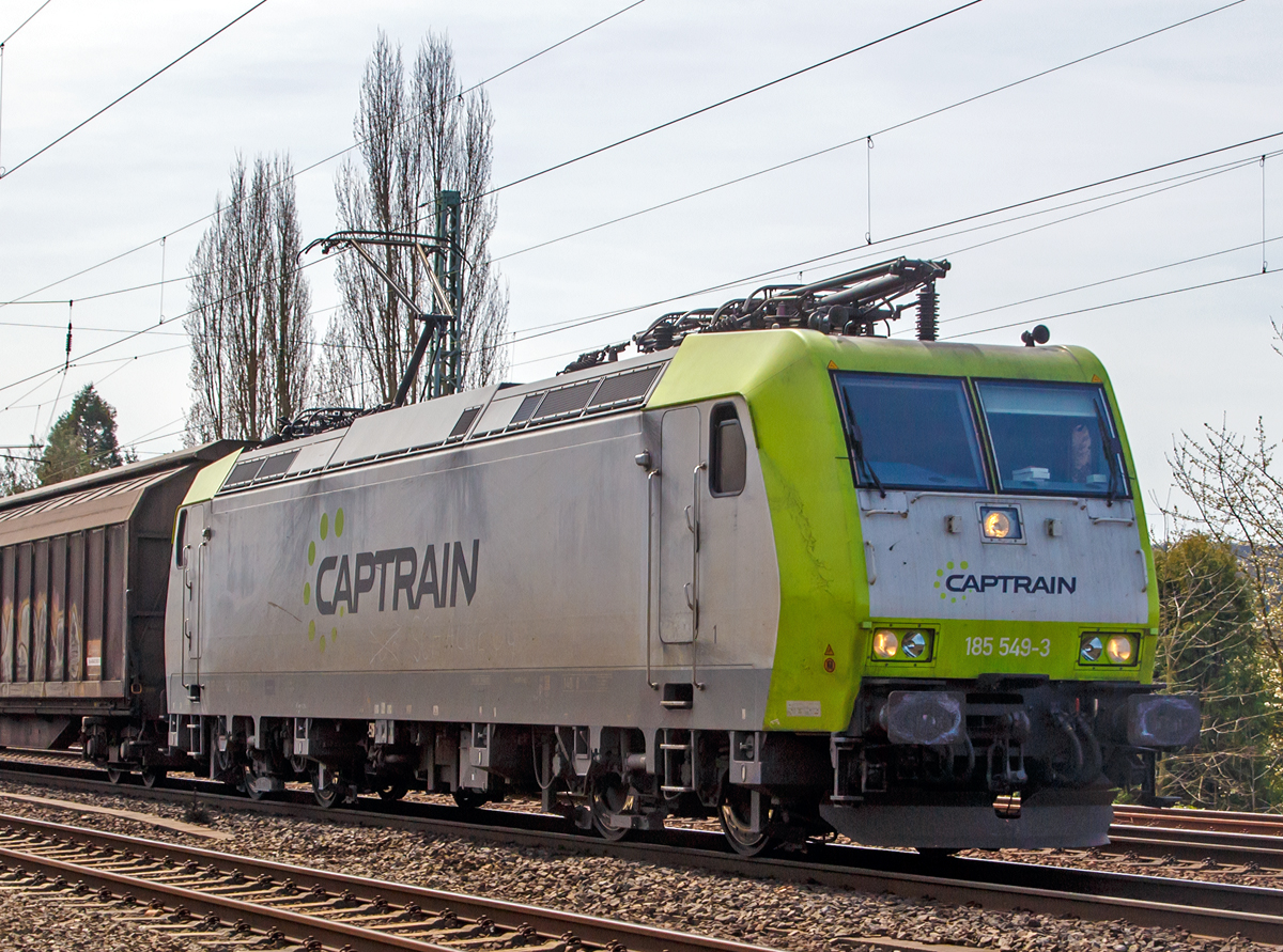 
Nochmal als Portrait.....
Die 185 549-3 (91 80 6185 549-3 D-CTD) der Captrain Deutschland GmbH fährt am 12.04.2015 mit einem Ganzzug durch Unkel Richtung Norden. 

Die TRAXX F140 AC1 (BR 185.1) wurde 2005 bei Bombardier in Kassel unter der Fabriknummer 33737 gebaut. Eigentümer der Lok ist VC Holding SAS (Clichy bei Paris).