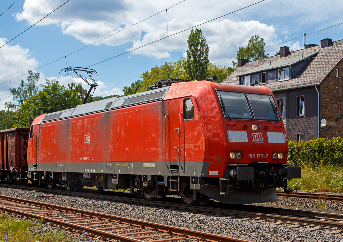 Nochmals im Detail...
Die 185 193-2 (91 80 6185 173-2 D-DB) der DB Cargo AG fhrt am 12.06.2020, mit einem offenen Gterzug (Wagen der Gattung Eanos-x), durch Mudersbach in Richtung Siegen.

Die TRAXX F140 AC1 wurde 2004 von Bombardier in Kassel unter der Fabriknummer 33653 gebaut