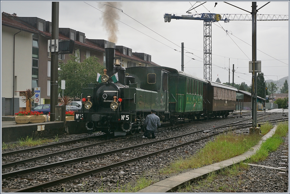 Nochmals die LEB G 3/3 N° 5 bei der Blonay Chamby Bahn, die hier kurz vor der Abfahrt liebevoll nachgeölt wird.