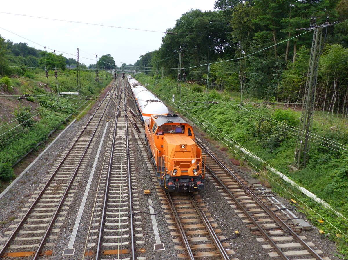 North Rail Gravita Diesellok mit Kesselwagen. Abzweig Lotharstrasse. Forsthausweg, Duisburg 08-07-2016.

North Rail Gravita dieselloc met ketelwagentrein. Abzweig Lotharstrasse. Forsthausweg, Duisburg 08-07-2016.