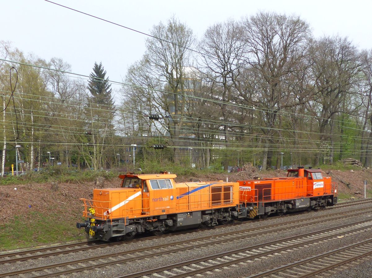 North Rail MaK G1000 Diesellok mit Nummer 92 80 1271 001-0 D-NTS und MaK 1206 dieselloc mit Aufschrift  Chemion  Abzweig Lotharstrasse. Forsthausweg, Duisburg 12-04-2018.

North Rail MaK G1000 dieselloc met nummer 92 80 1271 001-0 D-NTS en MaK 1206 dieselloc met opschrift  Chemion  Abzweig Lotharstrasse. Forsthausweg, Duisburg 12-04-2018.