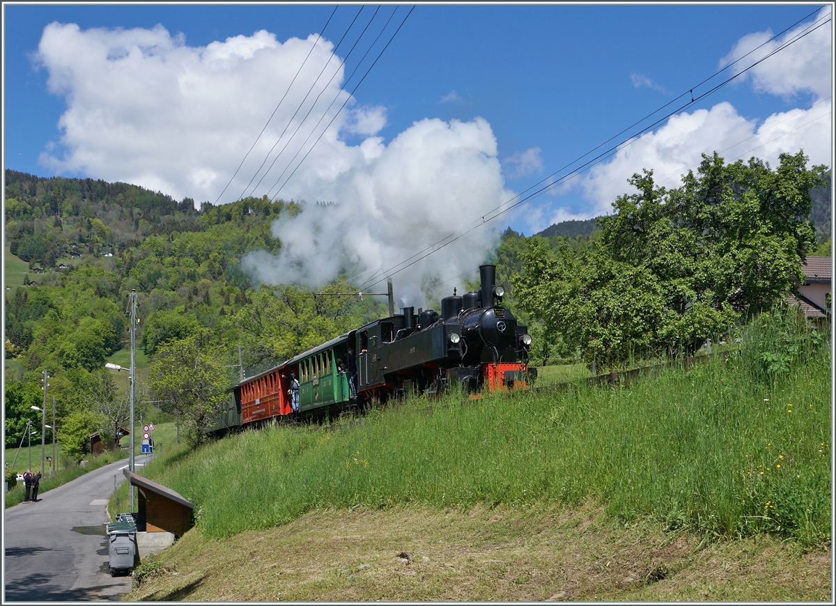  Nostalgie & Vapeur 2021  /  Nostalgie & Dampf 2021  - so das Thema des diesjährigen Pfingstfestivals der Blonay-Chamby Bahn; die G 2x 2/2 105 wetteifert mit den Wolken im Hintergrund um die schönste Dampfwolke...

Das Bild entstand bei Cornaux.

23. Mai 2021