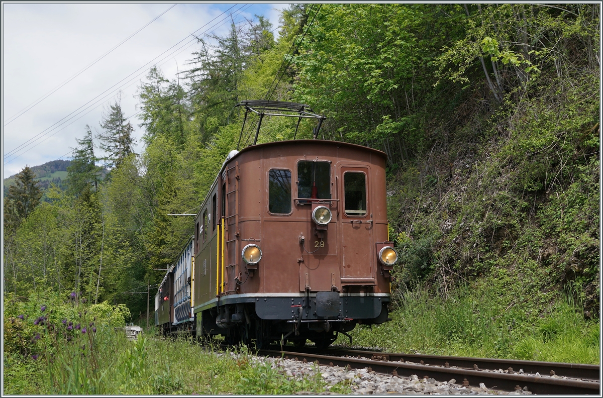 Nostalgie & Vapeur 2021  /  Nostalgie & Dampf 2021  - Da die Züge von Blonay nach Chaulin jeweils bis Chamby fahren und somit den kurzen Streckabschnitt Chaulin Abzweigung  - Chamby zweimal befahren ergeben sich pro Zug auf zwei Fotomöglichkeiten welche ich hier mit der BOB HGe 3/3 29 umsetzte: Auf dem zweiten Bild fand ich einen Platz bei einer Stützmaure und konnte den nach Chaulin zurückstossenden Zug aus der Froschperspektiver fotografieren. 

22. Mai 2021