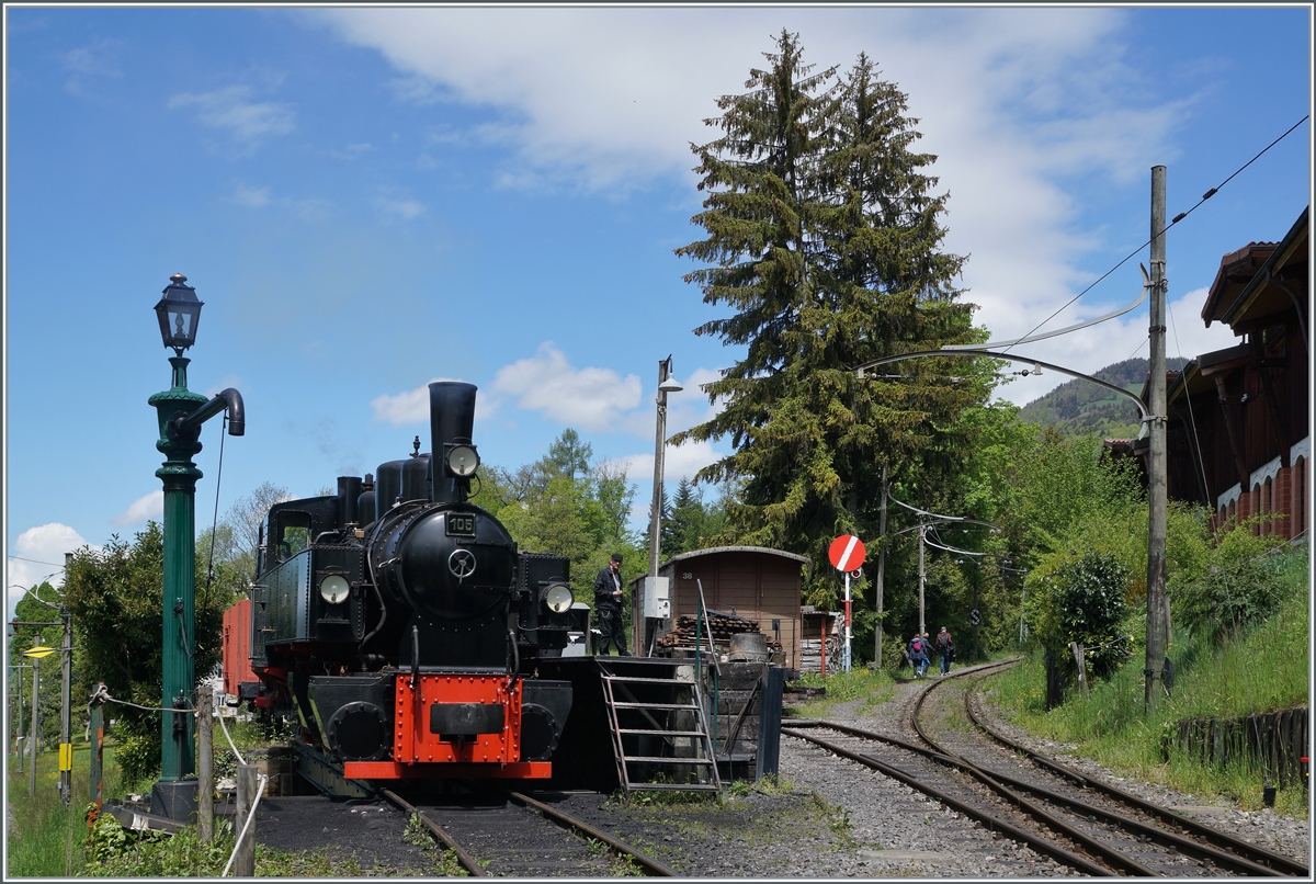 Nostalgie & Vapeur 2021 (Pfingstfestival) Die Blonay-Chamby Bahn G 2x 2/2 105 ex (SEG) wird in Chaulin mit Wasser und Kohle versorgt. 

22. Mai 2021