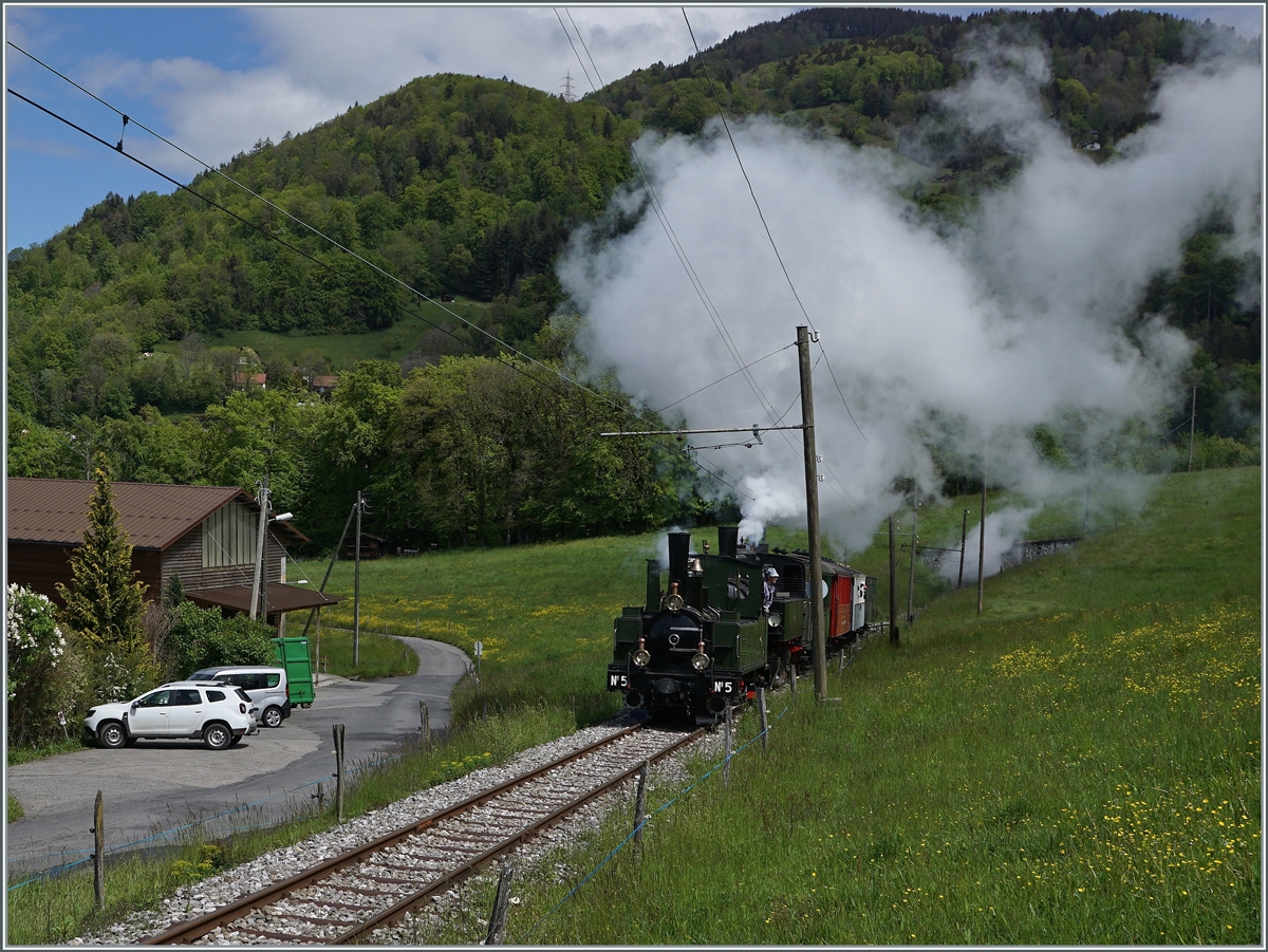 Nostalgie & Vapeur 2021 (Pfingstfestival) Die Blonay-Chamby Bahn G 3/3 N° 5 (ex LEB) und die G 2x 2/2 105 ex (SEG) ziehen bei Cornaux einen Personenzug von Blonay nach Chaulin. 

22. Mai 2021