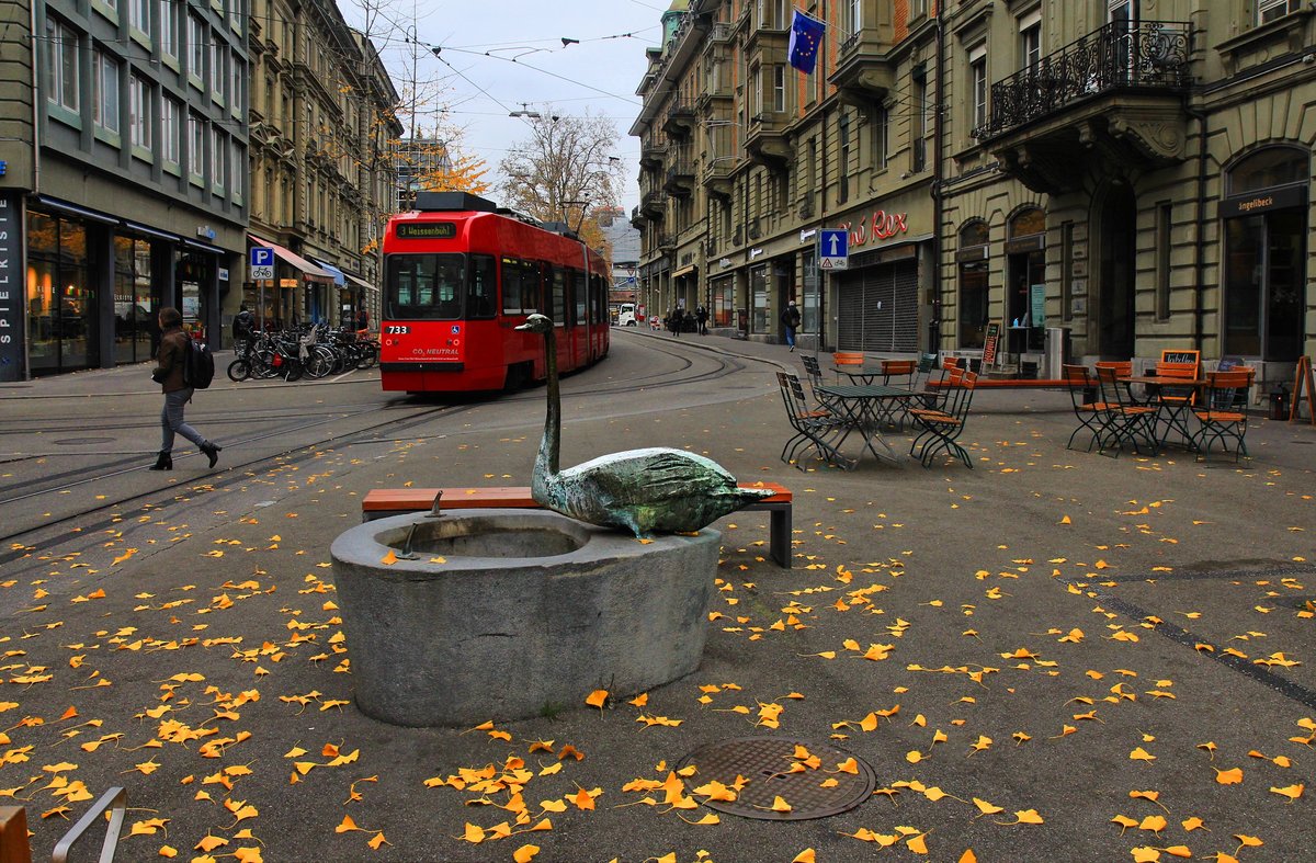 November-Impressionen aus Bern: Vevey-Tram 733 in der Schwanengasse beim Bahnhof, mit passendem Schwanen-Brunnen. 6.November 2020 