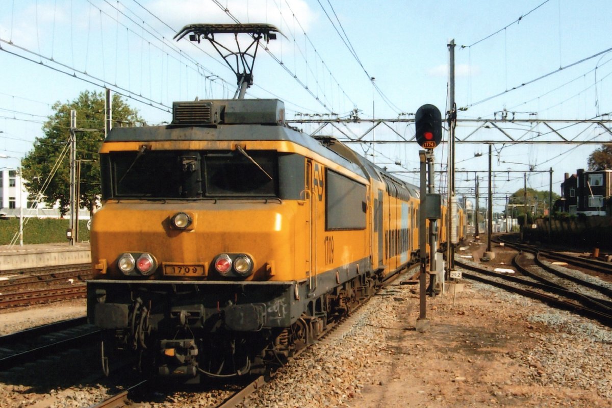 NS 1709 schiebt ein DD-AR aus Dordrecht am 26 Juni 2012.