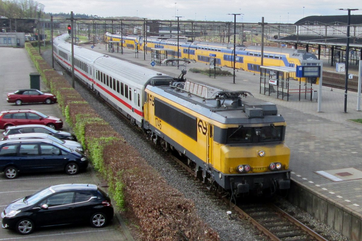 NS 1745 treft am 25 Februar 2017 mit der IC-Berlijn in Amersfoort ein.