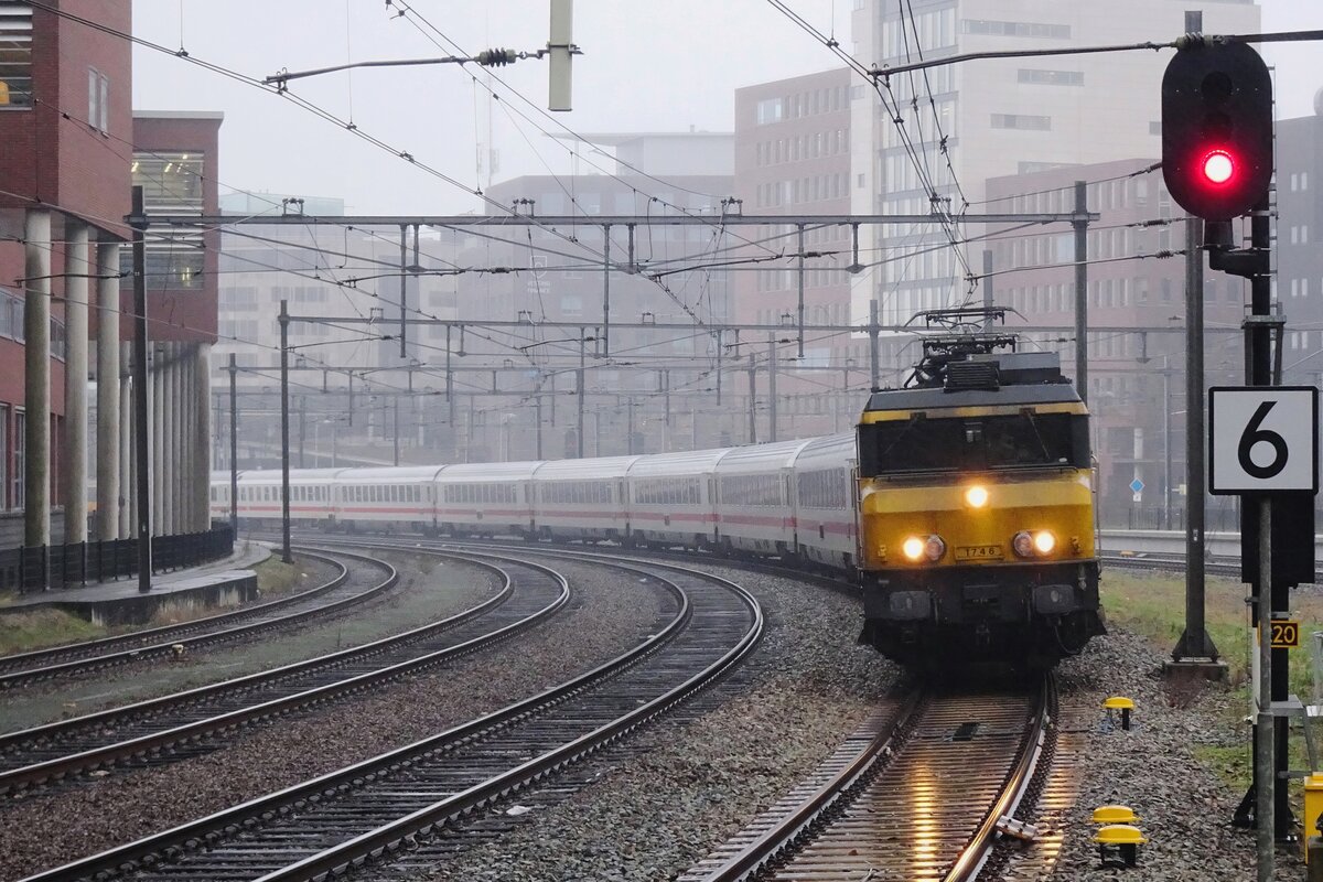 NS 1746 trozt den Regen beim Einfahrt in Amersfoort mit Int 242 am 3 Februar 2022.