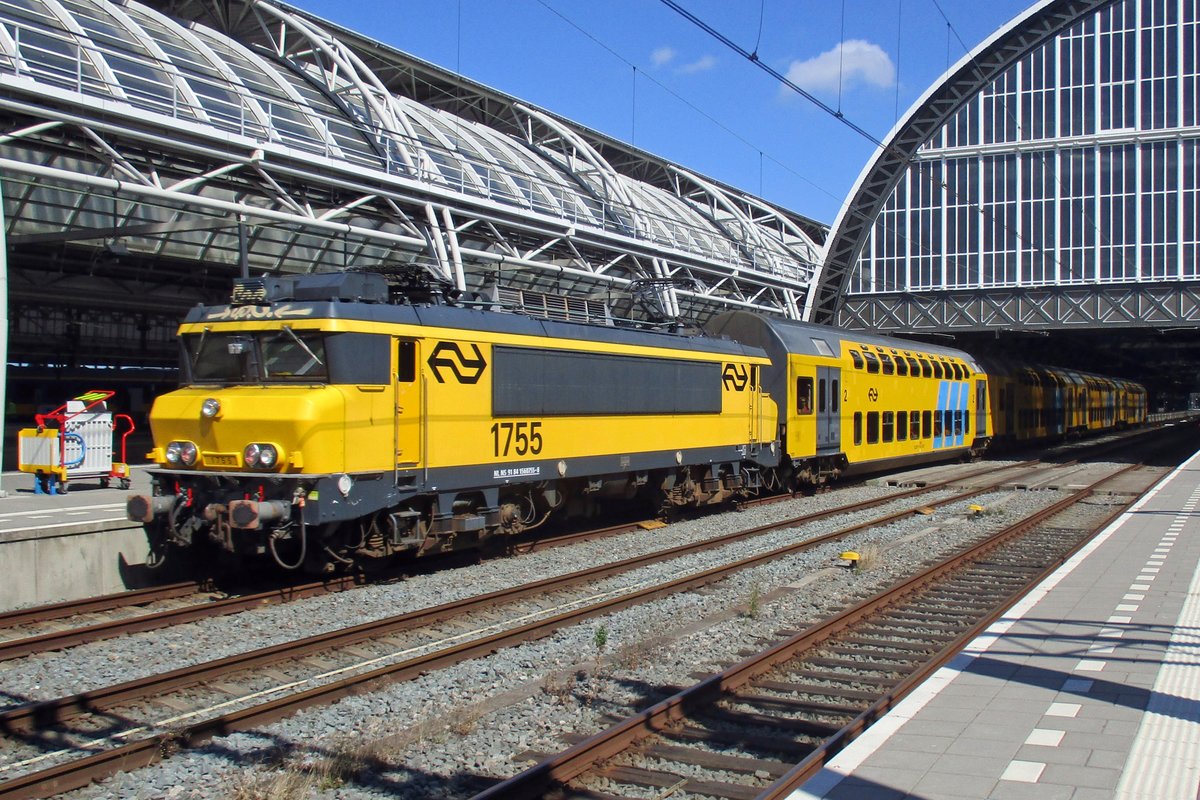 NS 1755 verlässt mit ein DDAR Amsterdam Centraal am 4 Juli 2018. 