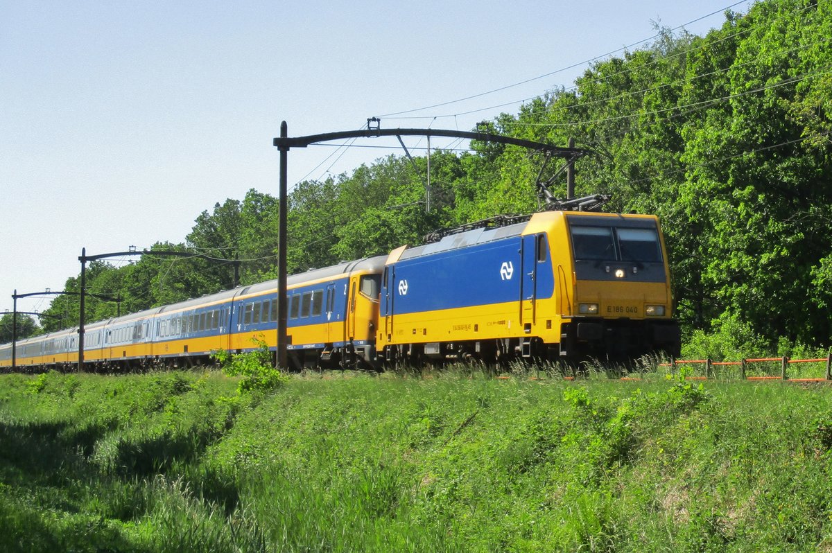 NS 186 040 passiert Tilburg Oude Warande am 26 Mai 2017.