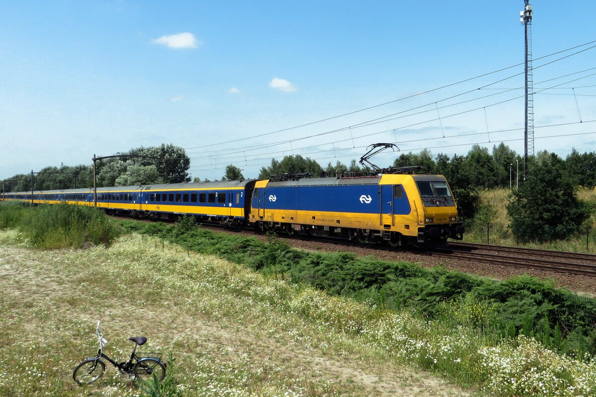 NS 186 119 schleppt ein IC-Direct durch Tilburg-Reeshof am 23 Juli 2021.