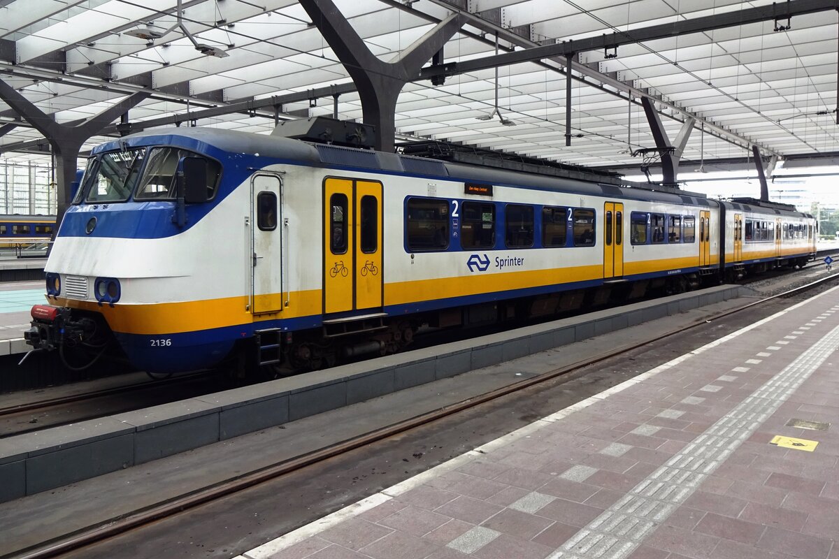 NS 2136 steht in Rotterdam Centraal am 4 Augustus 2021.