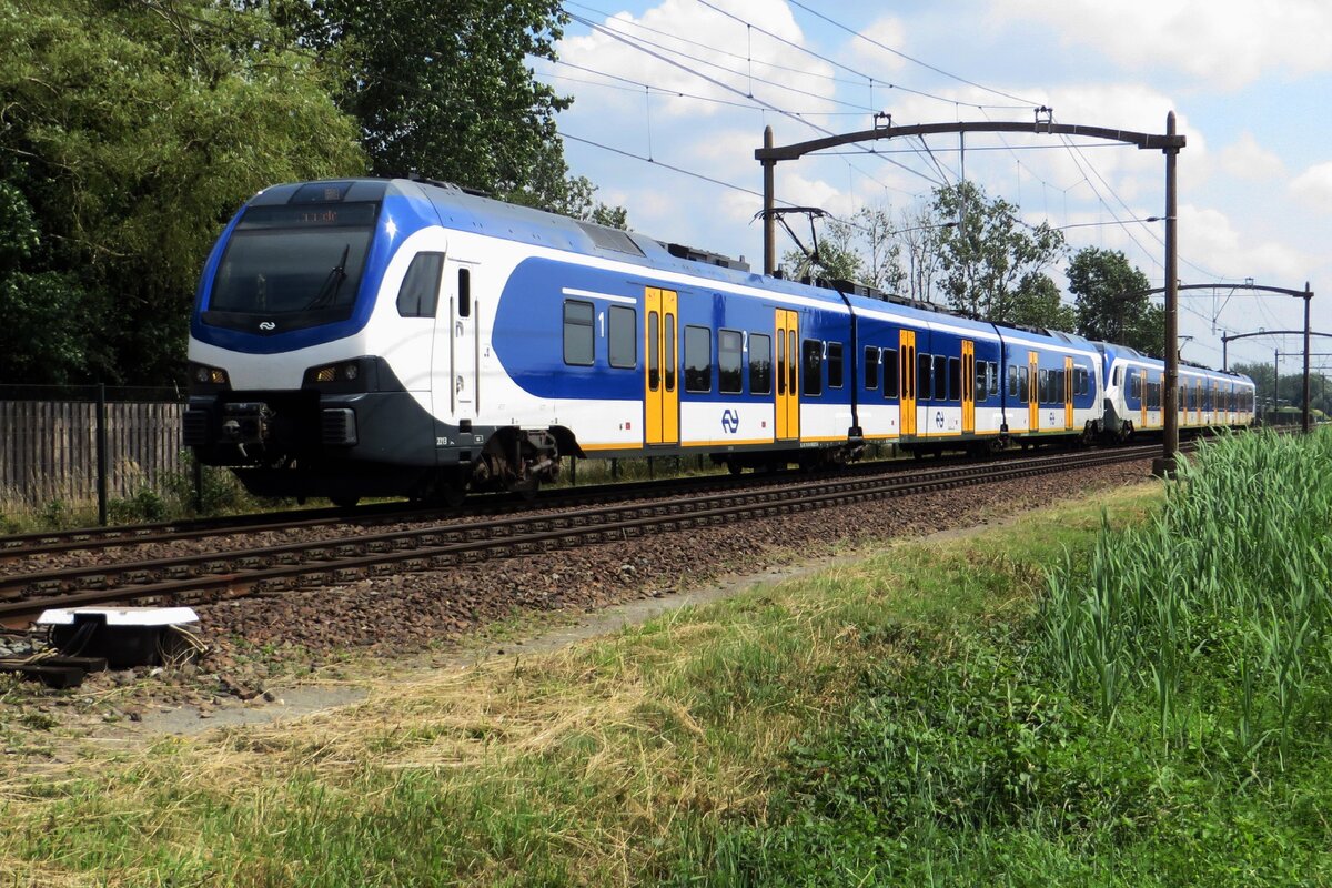 NS 2213 durchfahrt Hulten am 9 Juli 2021.