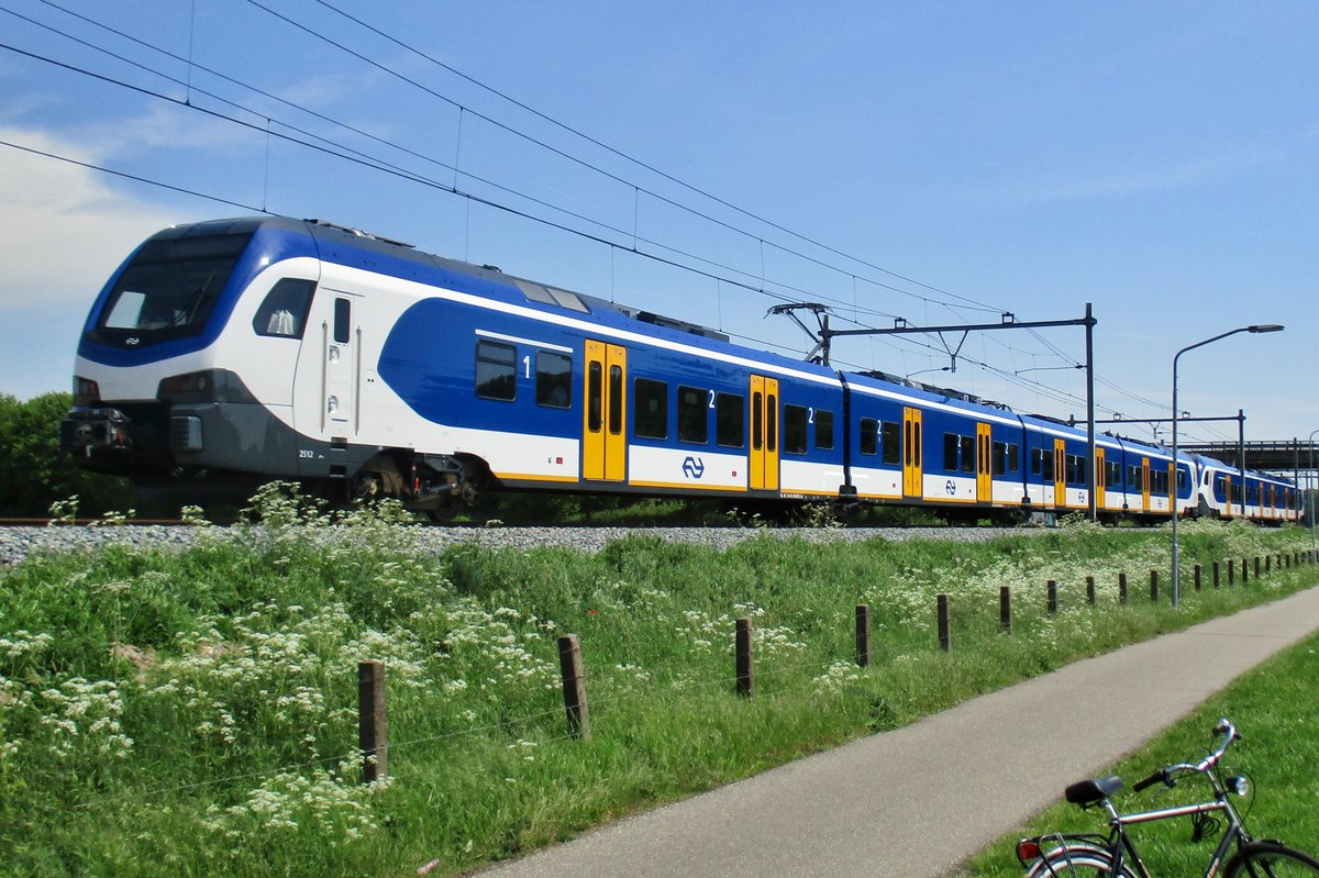 NS 2512 durchfahrt am 19 Mai 2017 Niftrik.