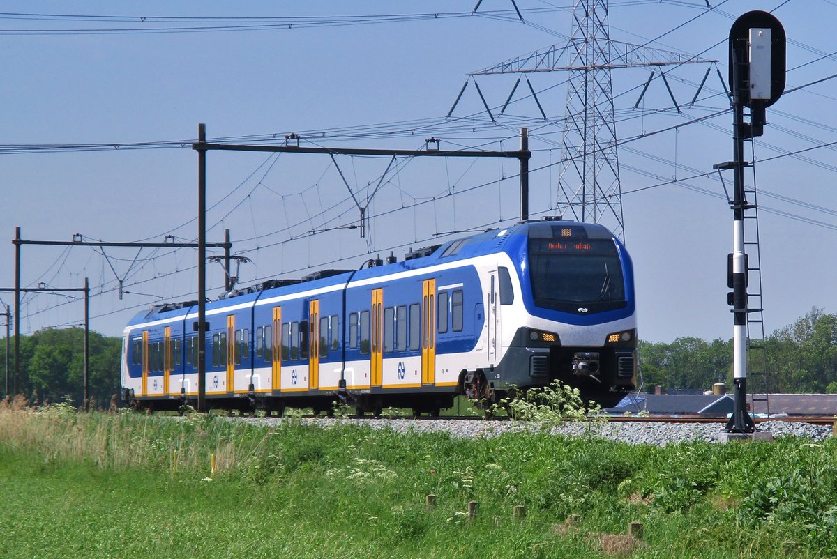 NS 2516 durchfahrt am 19 Mai 2017 Niftrik.