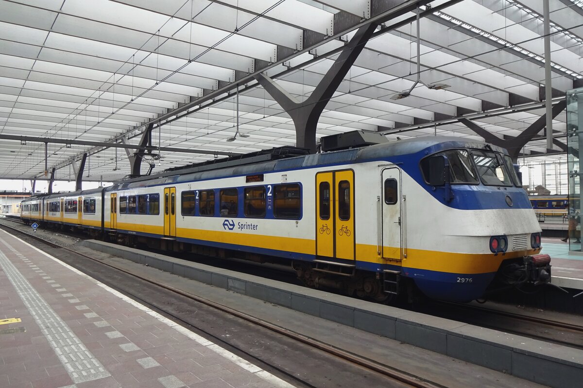 NS 2976 steht in Rotterdam Centraal am 4 Augustus 2021.